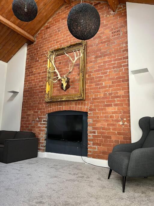 Gorgeous 2 Bed Loft Style Apartment Манчестър Екстериор снимка