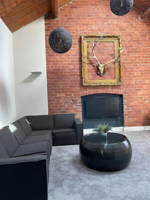 Gorgeous 2 Bed Loft Style Apartment Манчестър Екстериор снимка